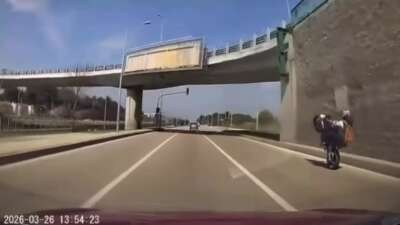 Bursa’da trafikte ön kaldırarak ilerleyen