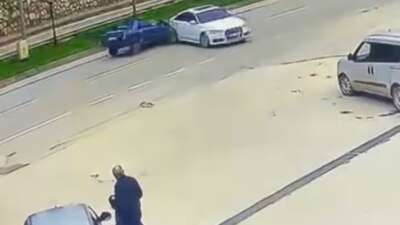 Bursa'da park halindeki bir otomobil,