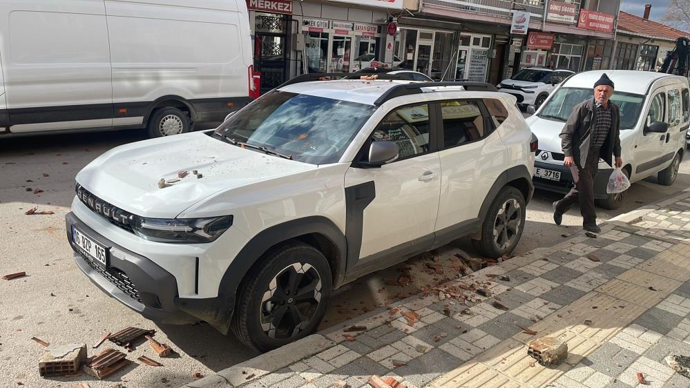 Bursa’da çürüyen baca otomobili bu hale getirdi! Bursa'nın Keles ilçesinde 3