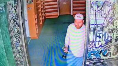 Bursa'nın Mudanya ilçesinde elinde balık