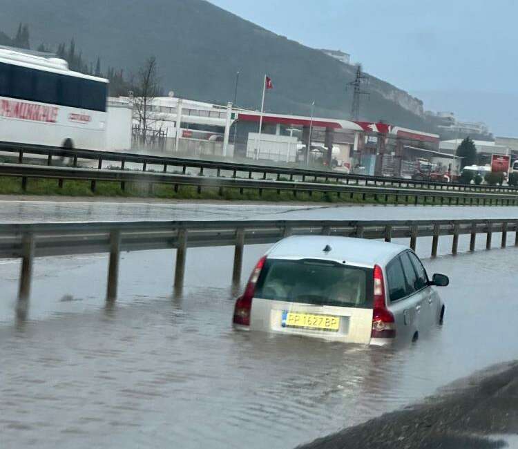 Bursa'da sağanak nedeniyle göle