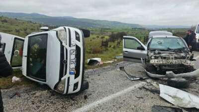 Balıkesir'de otomobil ile kamyonetin çarpışması
