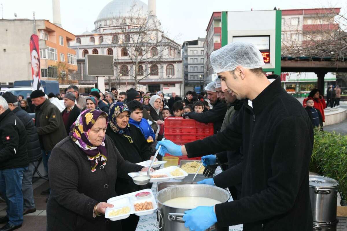 Bursa Osmangazi’de Gönül Sofrası yüzlerce vatandaşı ağırlıyor!