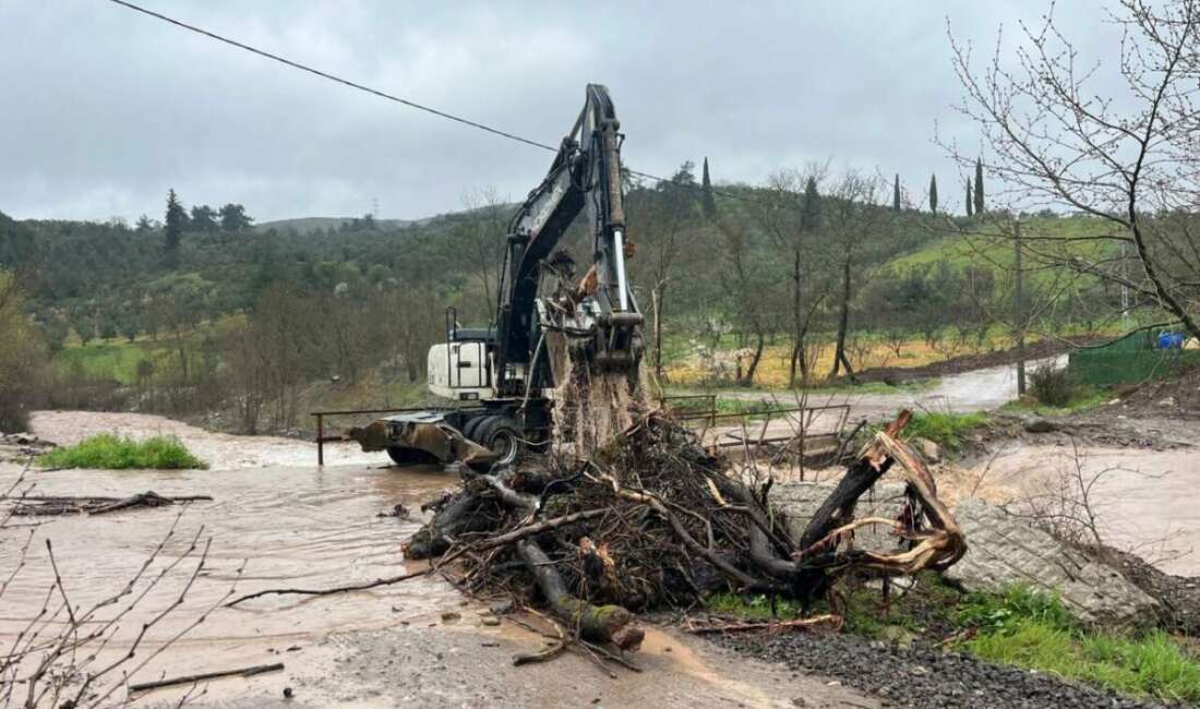 Bursa’da sağanak alarmı: Yollar çöktü, dereler taştı, denizin rengi değişti Bursa’da sağanak alarmı: Yollar çöktü, dereler taştı, denizin rengi değişti