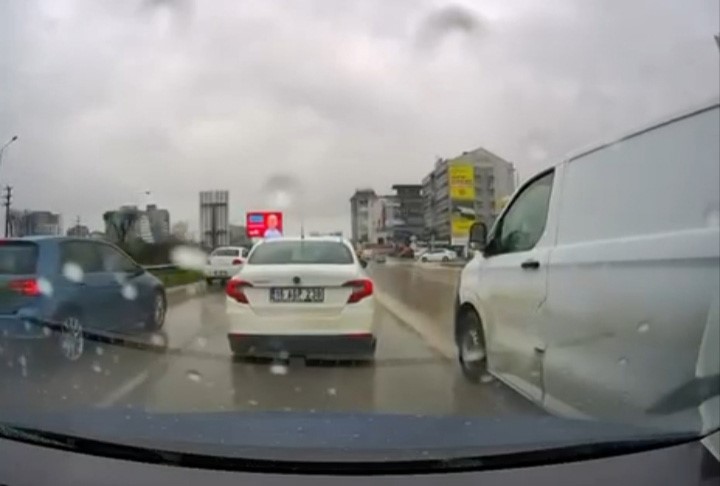 Bursa'da trafikte yol verme