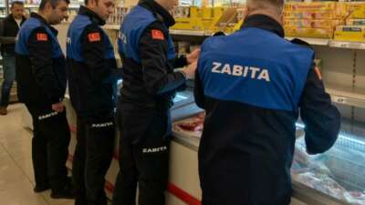 Gemlik Belediyesi Zabıta Müdürlüğü ekipleri,