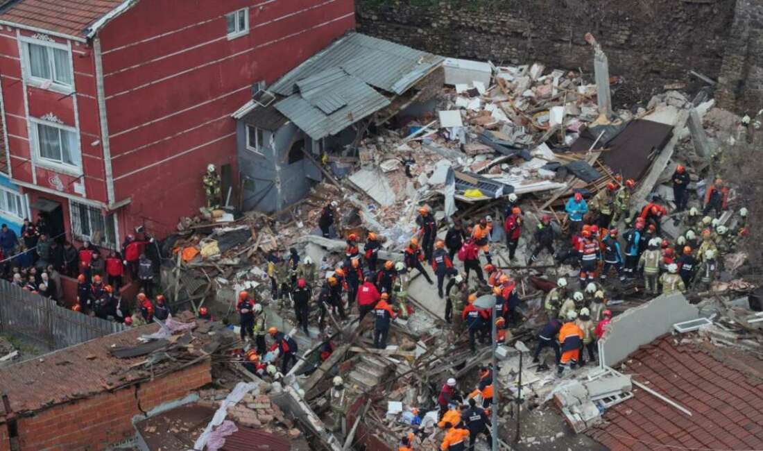 İstanbul Fatih’te 2 bina çöktü: 1 Ölü, 10 yaralı İstanbul’un Fatih ilçesi Ayvansaray Mahallesi’nde