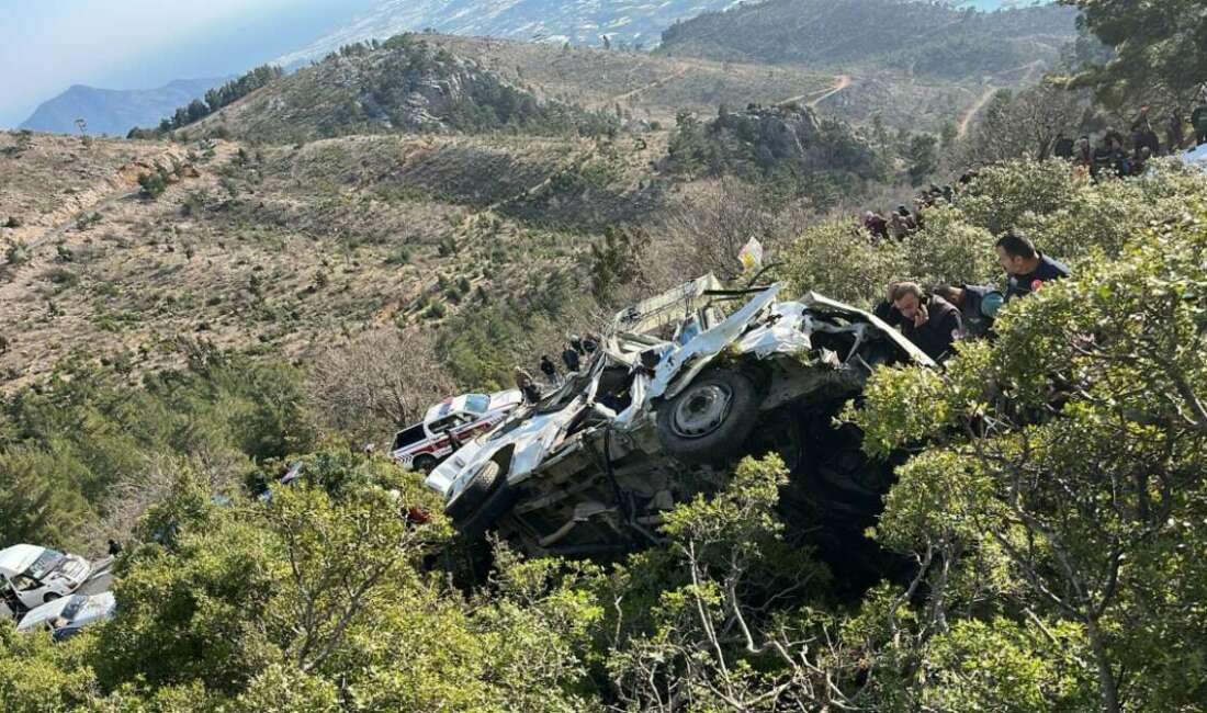Mersin’de işçi servisi uçuruma yuvarlandı: 3 ölü, 11 yaralı