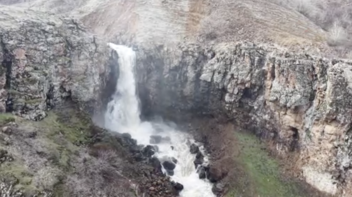 Muş’ta kar suları eriyince şelaleler ve akarsular coştu