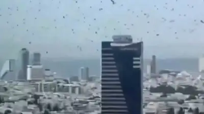 Tel Aviv’de gökyüzünü kaplayan yüzlerce