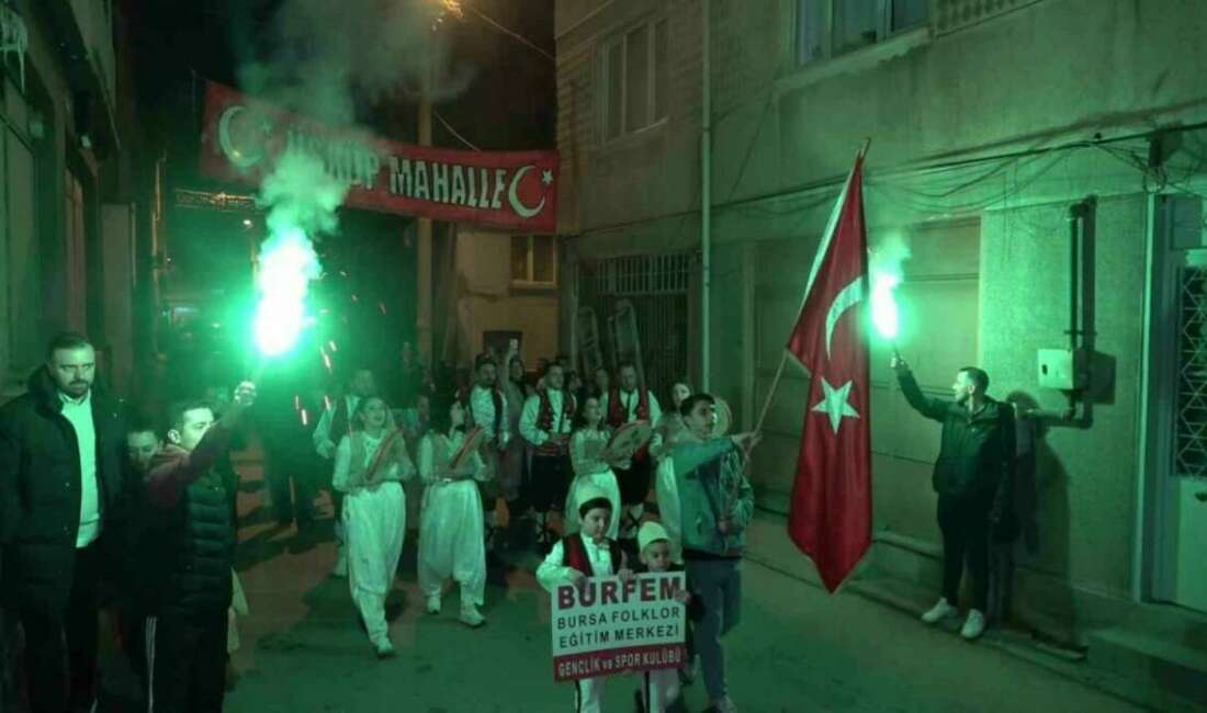 Bursa’da renkli sahur: Sokak sokak dolaşıp börek topladılar Bursa’nın Osmangazi ilçesine bağlı Gülbahçe