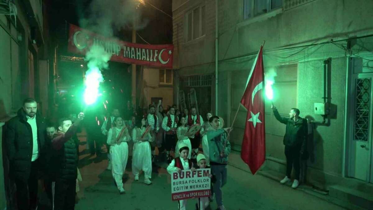 Bursa’da renkli sahur: Sokak sokak dolaşıp börek topladılar