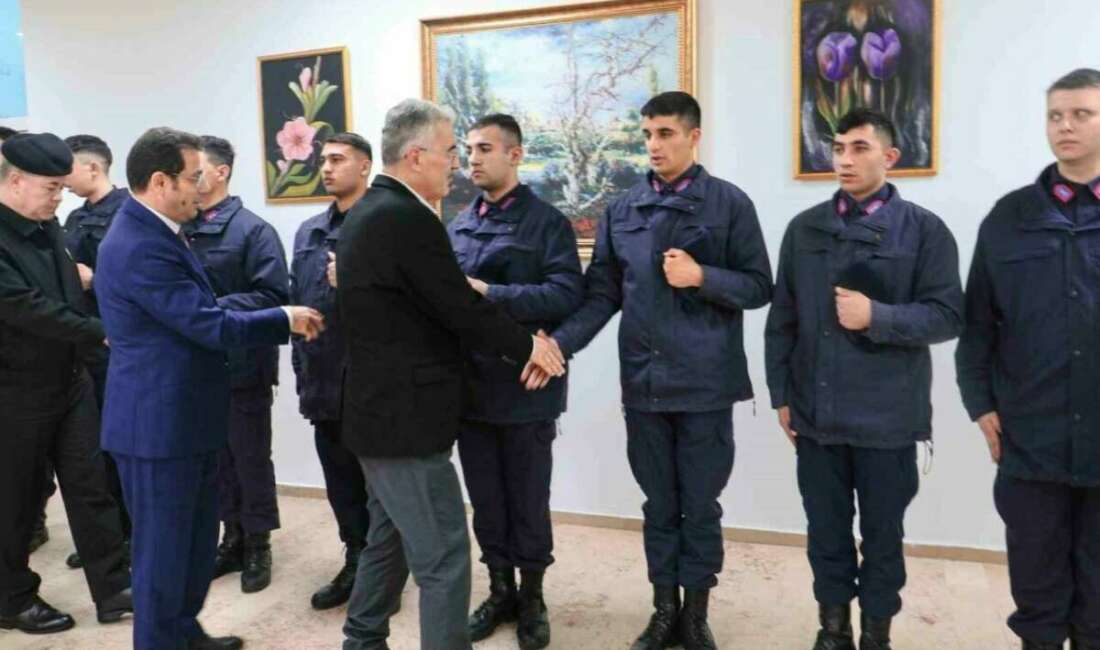 Bursa Valisi Ayyıldız bayramda Mehmetçik’le buluştu Bursa Valisi Erol Ayyıldız,