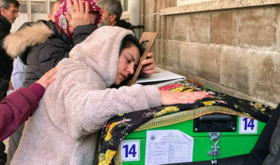 Bursa’da gözyaşları sel oldu Bursa’nın İnegöl ilçesinde kaldırımda