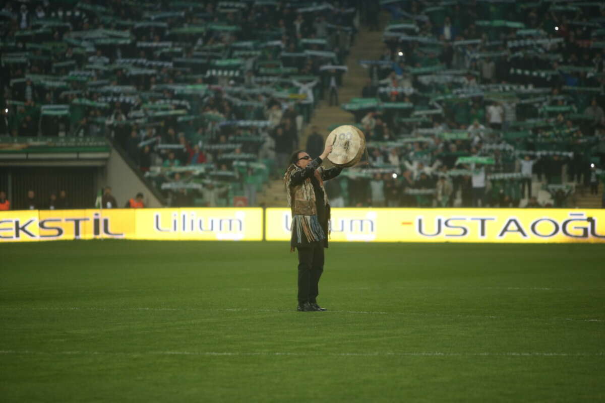 Bursaspor’da 42 bin taraftardan ‘Cendere’ şov!