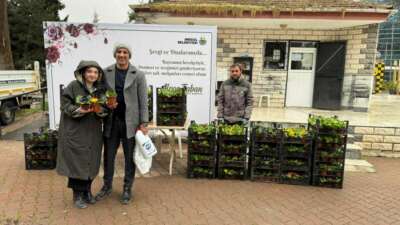 İnegöl’de mezarlıklar çiçek bahçesine büründü