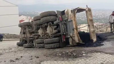 Hatay'ın Samandağ ilçesinde sürücüsünün direksiyon