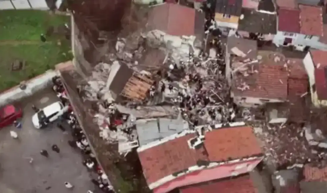 İstanbul Fatih’te bina çöktü! Fatih'te bina çöktü. İhbar