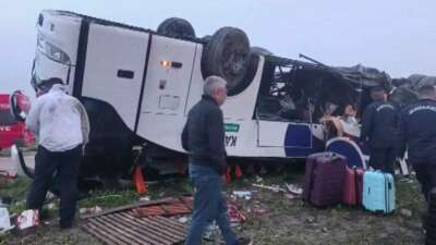 Adana’nın Kozan ilçesinde yolcu otobüsünün