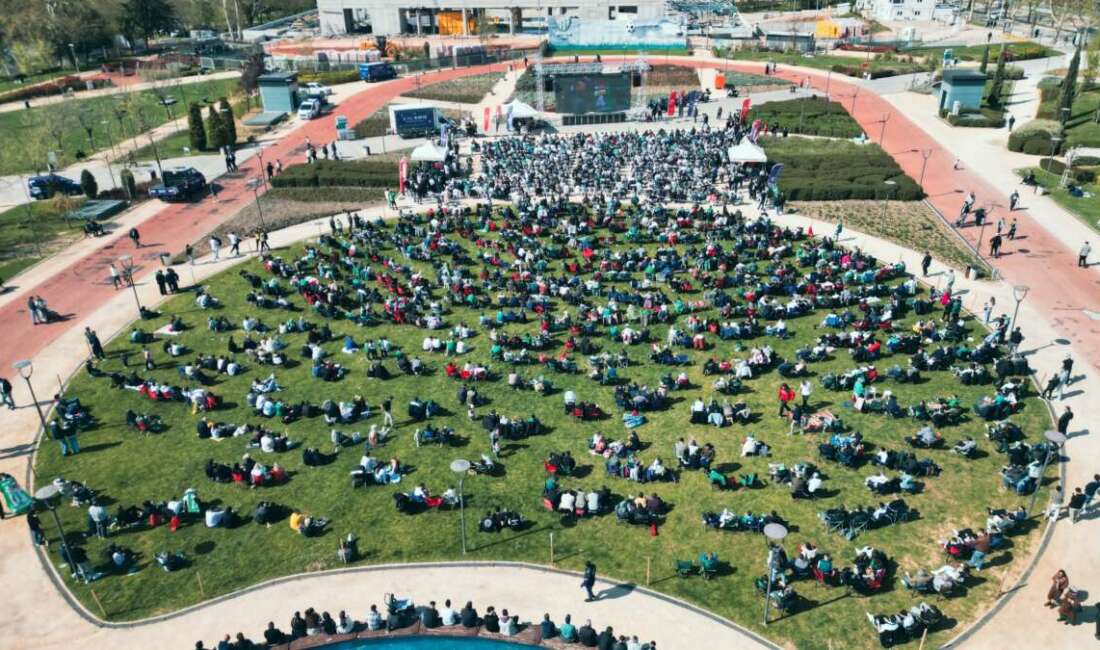 Bursa 3 puanın coşkusunu dev ekranda yaşadı! Bursaspor’un TFF 2. Lig’de