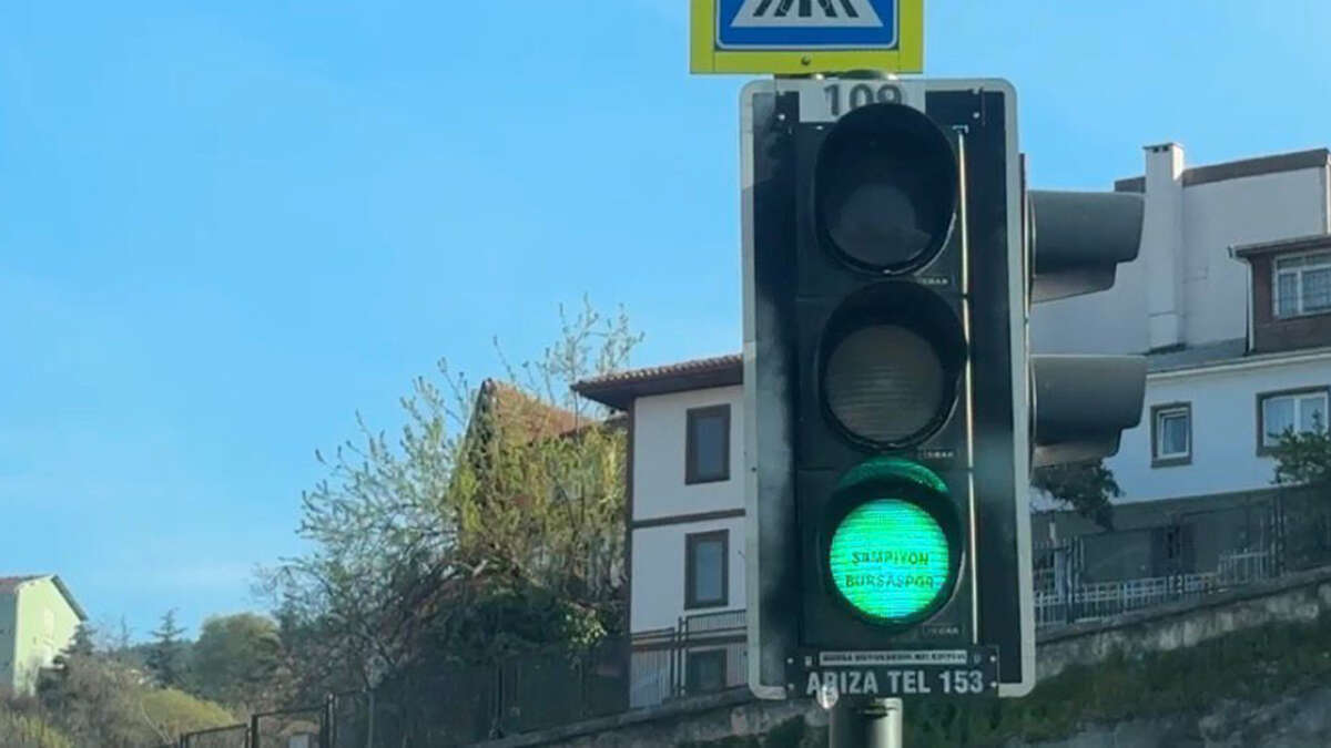 Bursa’da trafik lambalarında dikkat çeken yazı!