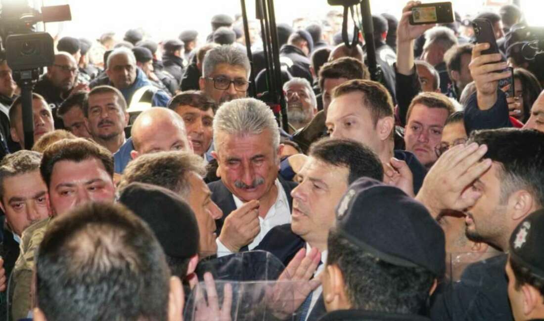 Büyükşehir Belediye Binası önündeki