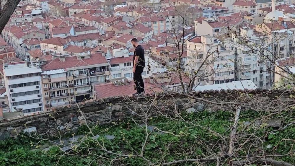 Bursa’da inhitar girişi; Eşi terk edince… Bursa'da Tophane surlarına çıkan