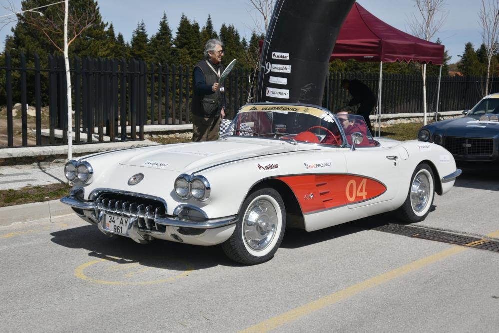 Bursa Uludağ’da güçlü otomobiller kar ve doğanın keyfini yaşadı