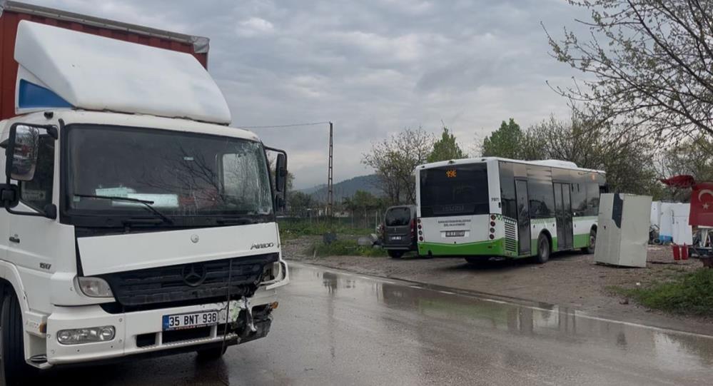 Bursa’da otobüs ve kamyon birbirine girdi! Bursa'da belediye otobüsü ile