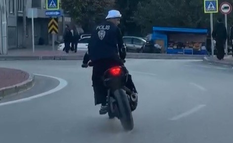 Bursa'da polis yeleği giyerek