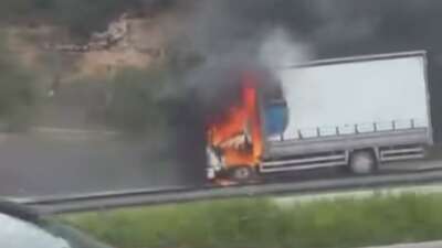 Bursa'da seyir halindeki kamyon, alevlere