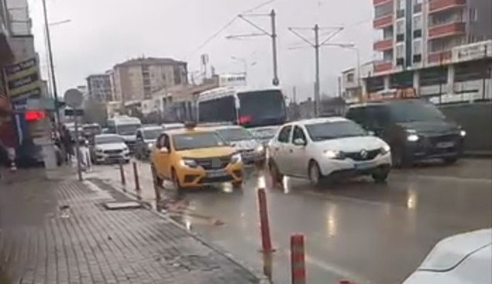 Bursa’da tehlike saçan taksi! Bursa'da geri geri ilerleyen