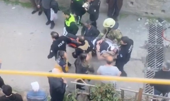 Bursa’da kontrolden çıkan araç merdivenlerden yuvarlandı! Bursa'nın Yıldırım ilçesinde kontrolden