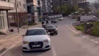 Bursa'da düğün konvoyu yapan bir