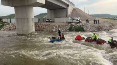 Bursa'da dereyi traktörle geçmek