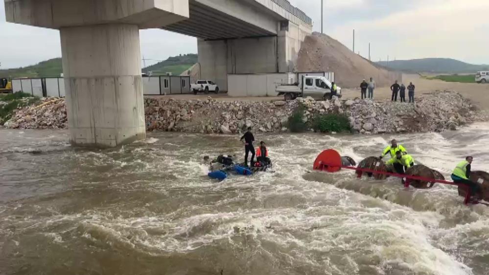 Bursa'da dereyi traktörle