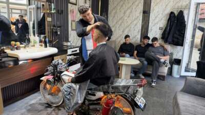 Motosiklet tutkusuyla tanınan genç berber