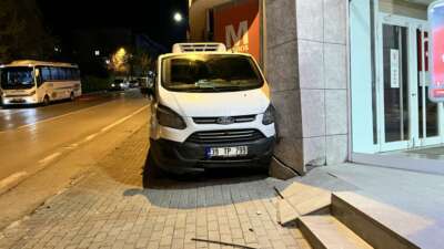 Bursa'da park halindeki bir minibüsün