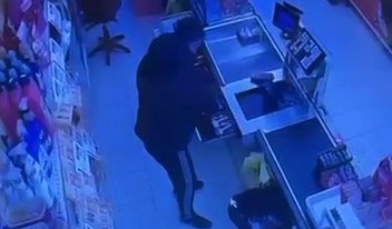 Bursa'da marketten para ve sigara