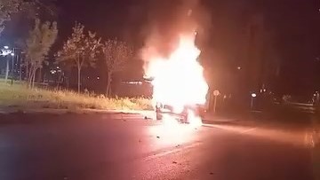 Bursa’da park halindeki otomobil, gece