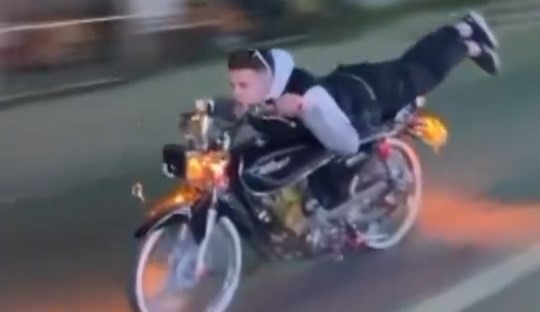 Bursa'da motosiklet sürücüsünün trafikte