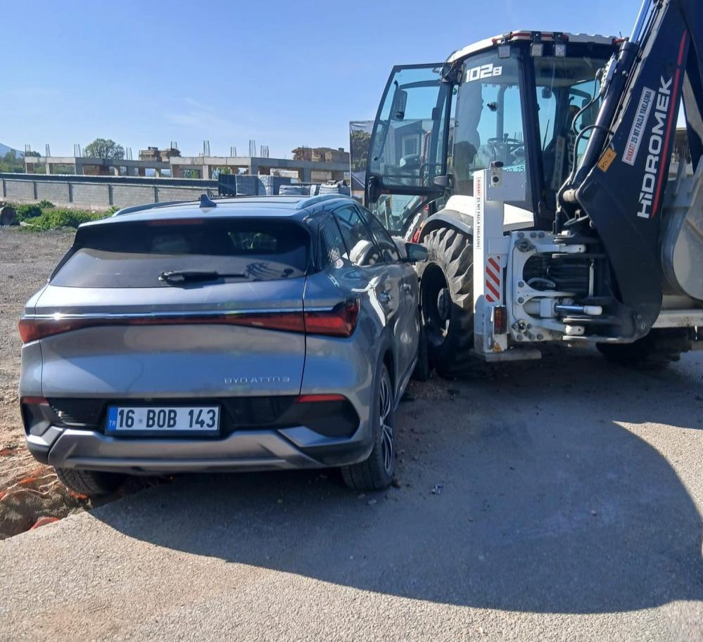 İnegöl’de otomobil ve iş makinası birbirine girdi