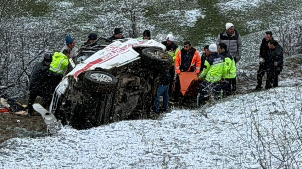 Artvin’de ambulans uçuruma yuvarlandı: 1 ölü, 4 yaralı Artvin’de ambulans uçuruma yuvarlandı: 1 ölü, 4 yaralı