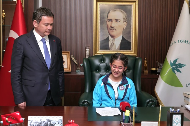 Başkan Aydın koltuğu geleceğin teminatı çocuklara bıraktı