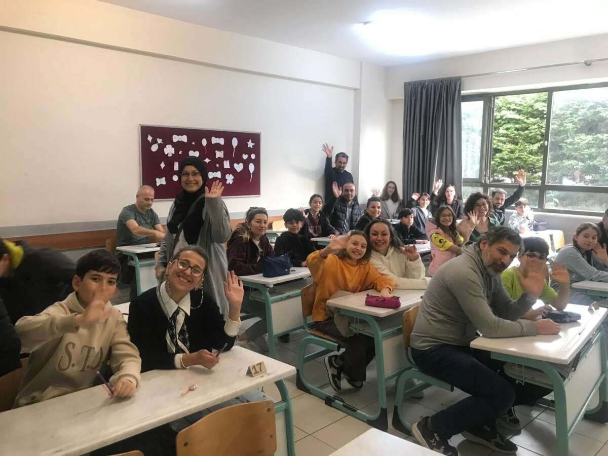 Bu okulda veliler çocuklarıyla sınava girdi…