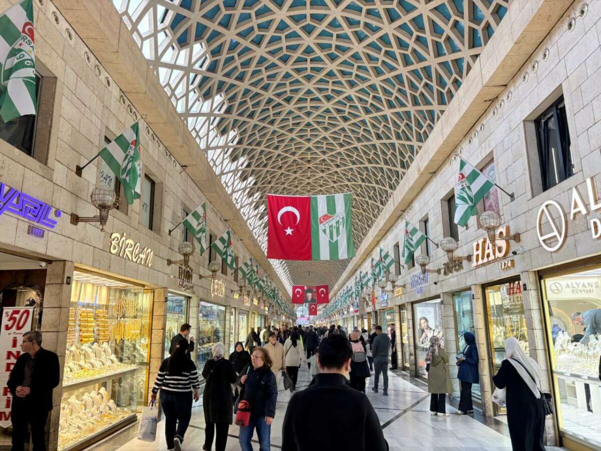 Bursa Kapalı Çarşı’da Yeşil-Beyaz Şampiyonluk coşkusu