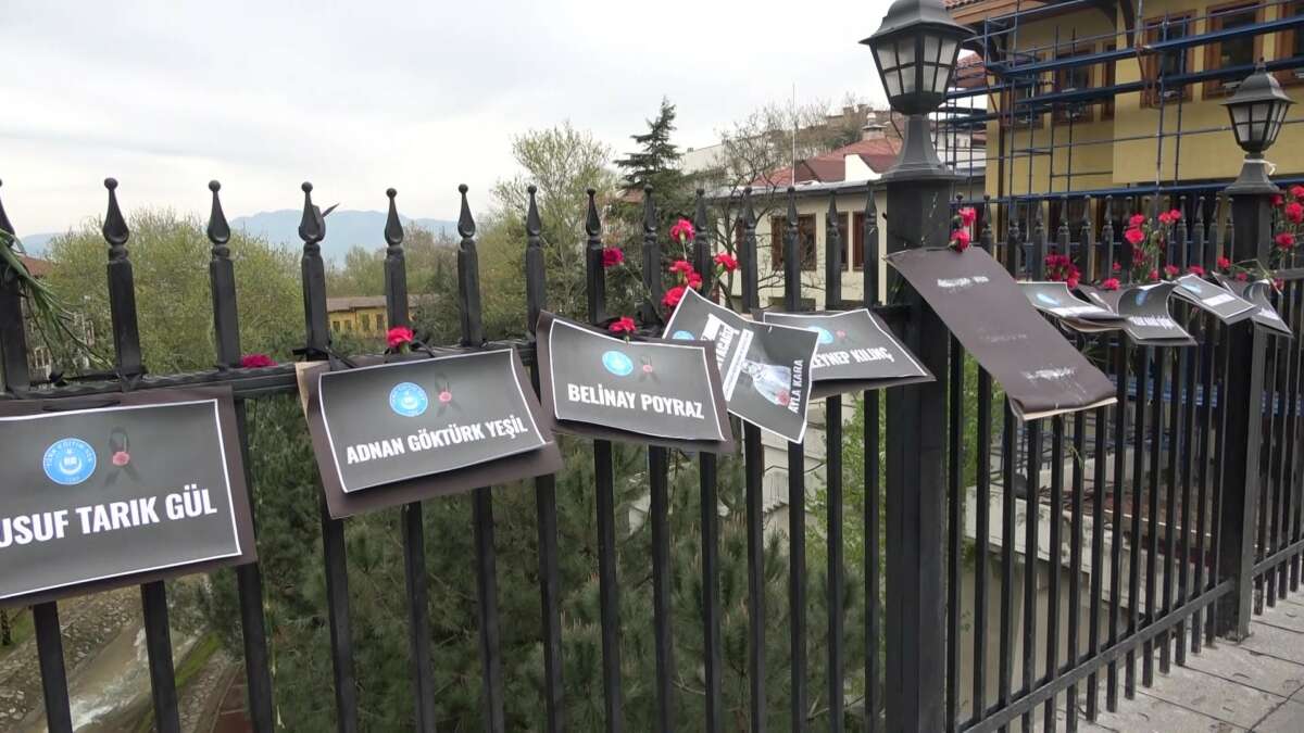 Bursa’da Setbaşı Köprüsü karanfillerle donatıldı