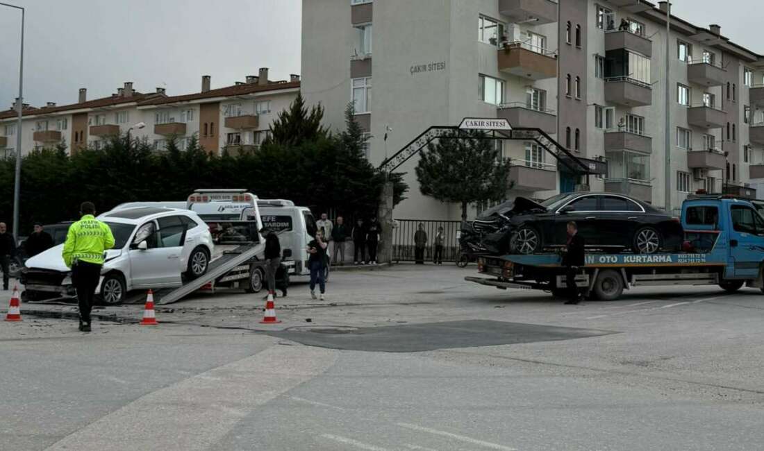 Bursa’da iki otomobil çarpıştı: 2 yaralı Bursa'nın İnegöl ilçesinde iki