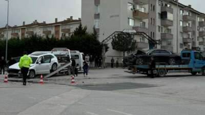 Bursa'nın İnegöl ilçesinde iki otomobilin