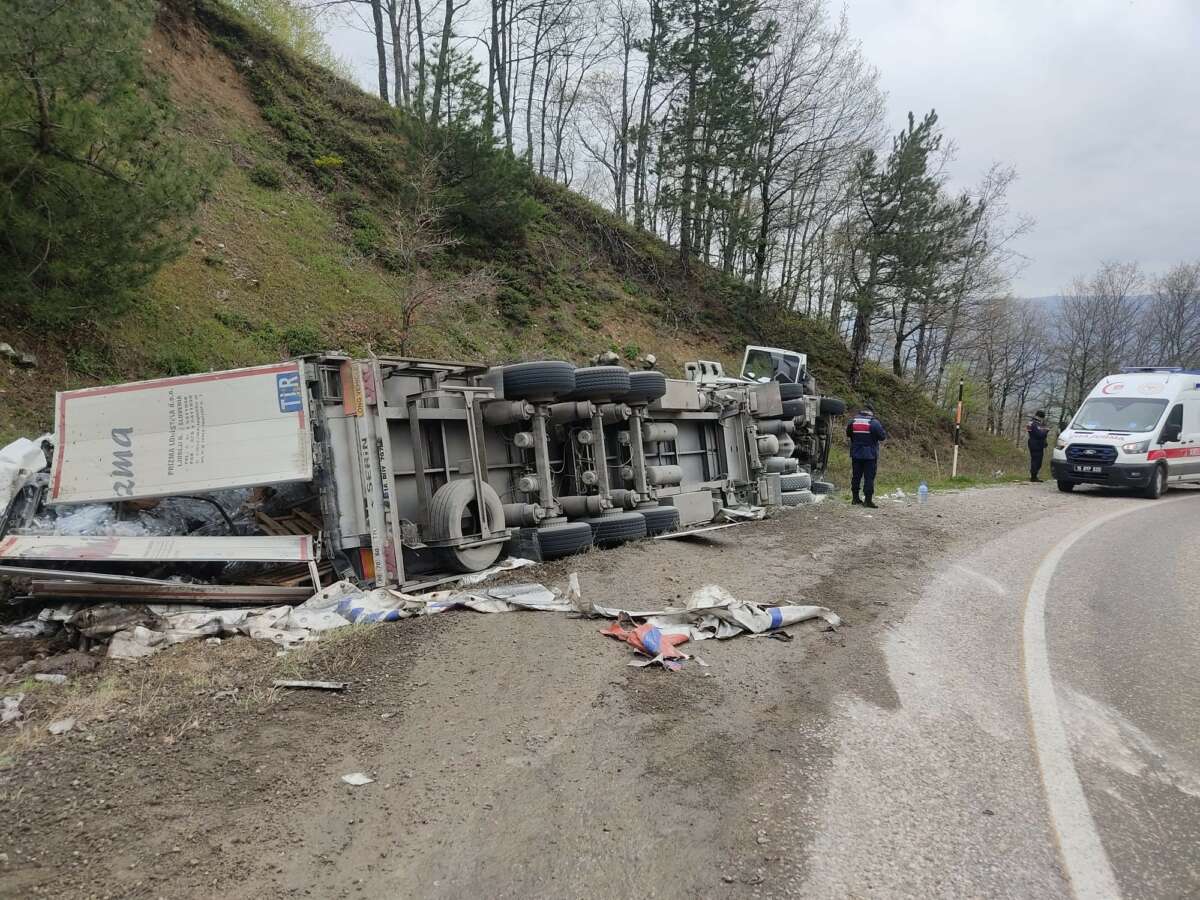 İnegöl’de su yüklü tır yamaca devrildi: 1 yaralı